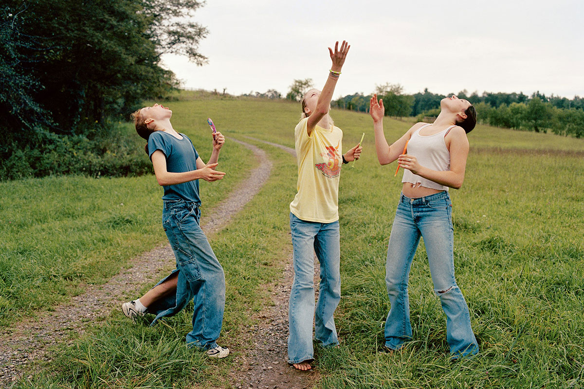 Candy Toss, 2000, from Girl Pictures (Aperture, 2020) © Justine Kurl和